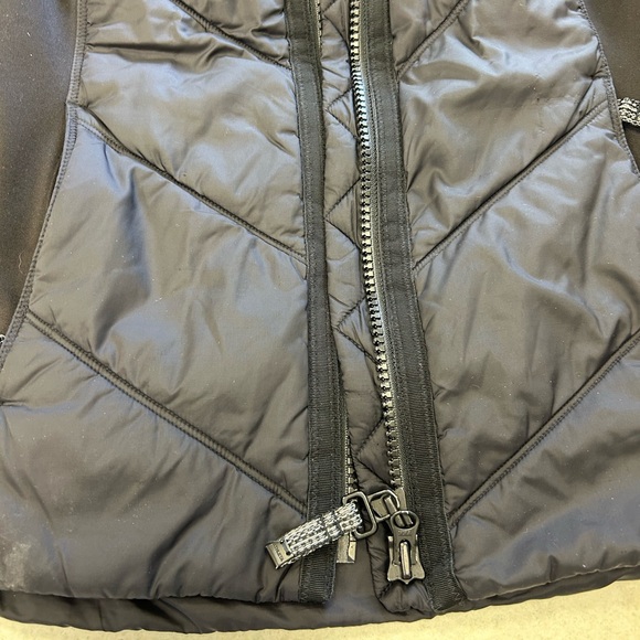 Black women’s Athleta vest in size SP. Great for runners - Picture 5 of 6